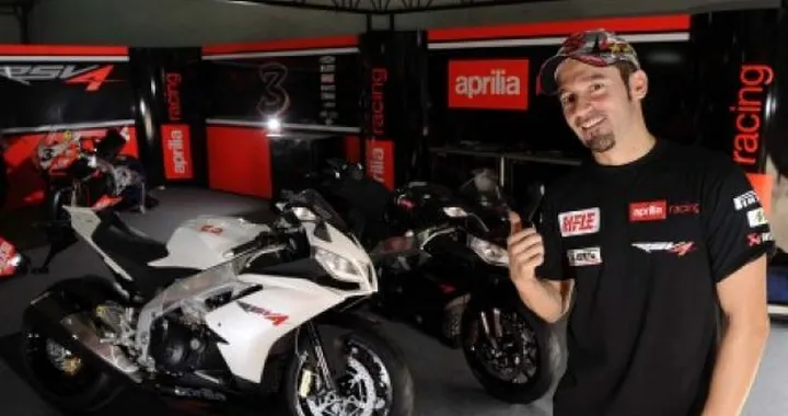 Max Biaggi all'Eicma di Milano per presentare la nuova RSV4 R