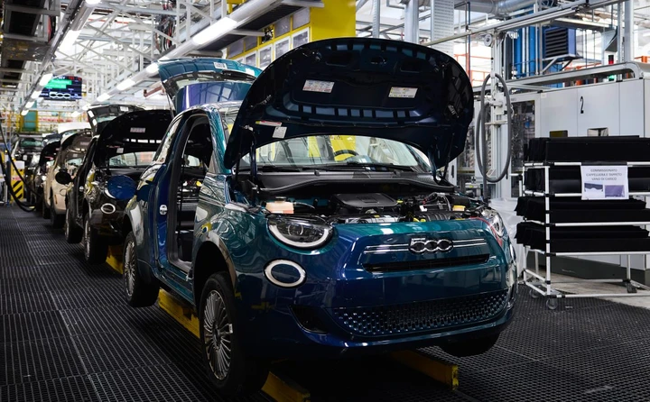 UE ci ha ripensato, niente stop alle auto termiche: si va oltre il 2040