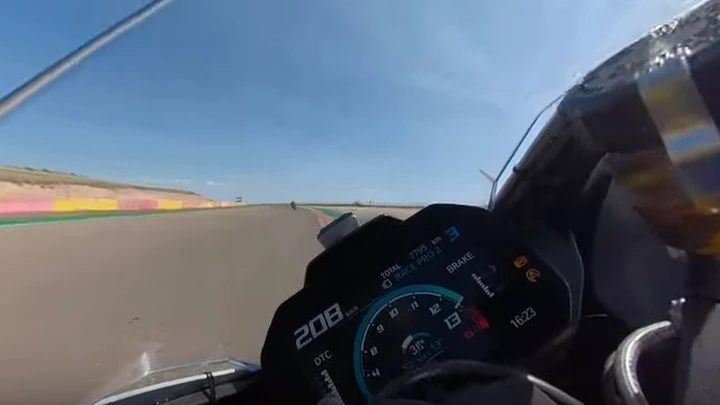 Troy Corser, in pista con la S1000RR... senza controlli elettronici! [Video]