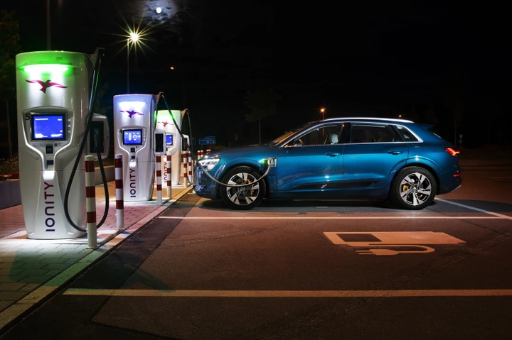 Quando ricaricare l'auto elettrica è più caro che fare benzina