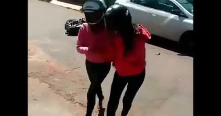 Incidente in moto scenografico per due ragazze in Brasile