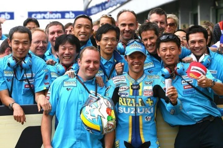 Terzo posto di Loris Capirossi a Brno, festa Suzuki