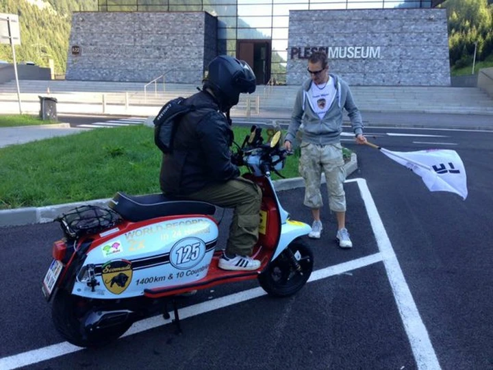 1.691 chilometri su uno scooter 125cc, in 10 nazioni