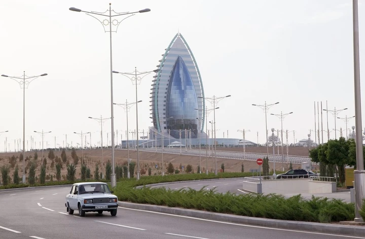 Perché nella capitale del Turkmenistan circolano solo auto bianche