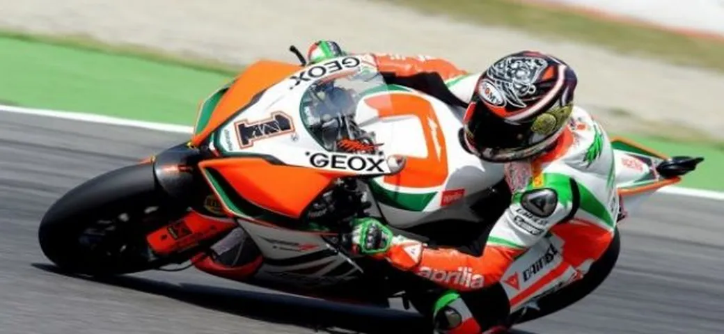 Wsbk Misano, Checa (Ducati) domina,  ma Biaggi (Aprilia) tiene duro. Il mondiale resta aperto