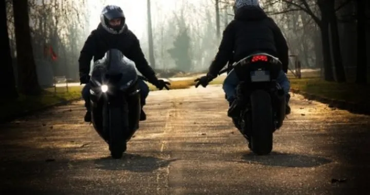 Foto del giorno: saluto in moto