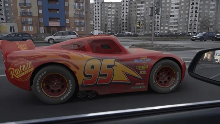 Straordinaria drag race tra una BMW e Saetta McQueen [Video]