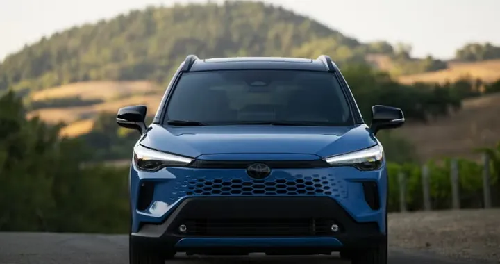 Toyota richiama Corolla Cross per un difetto al sistema sonoro. Rischio per i pedoni