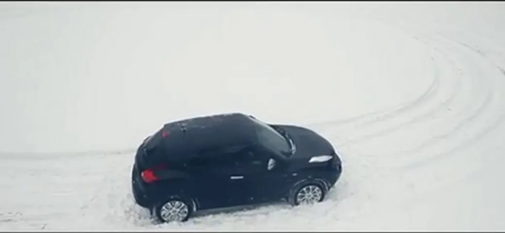 Nissan Juke: gli auguri di Natale nella neve