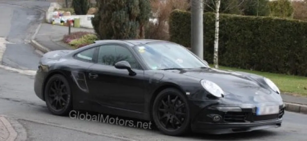 Porsche 911: nuove foto spia per l'erede della 997
