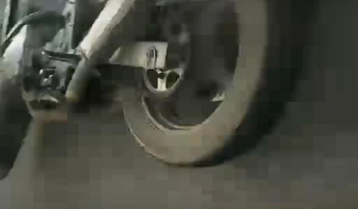 Motociclista fa crash con un'auto [Video]