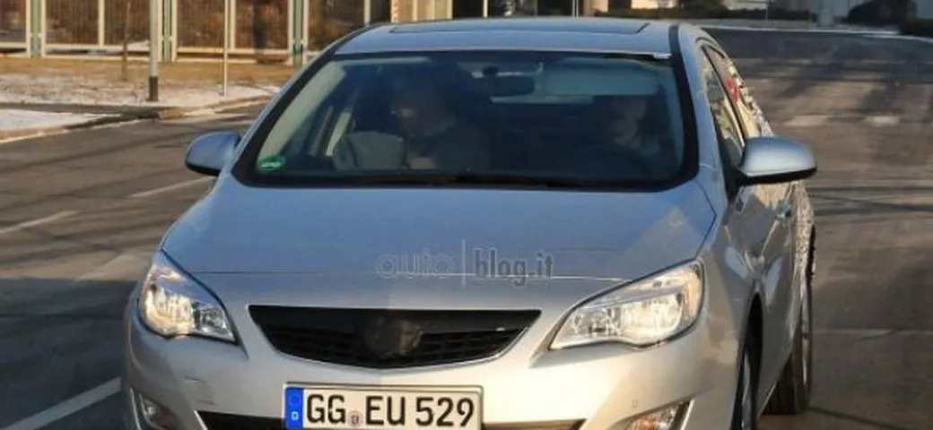 Foto spia Opel Astra tre volumi