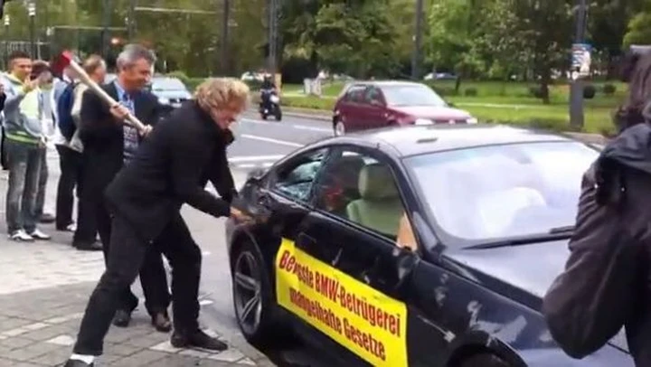 Imprenditore distrugge una BMW M6. Non era soddisfatto dell'assistenza