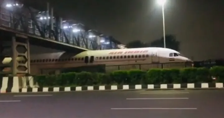Aereo si incastra sotto un ponte durante il trasporto in India [Video]