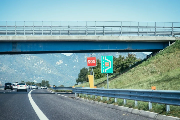 In autostrada a 30 km/h sulla corsia di sorpasso, fermato un automobilista francese