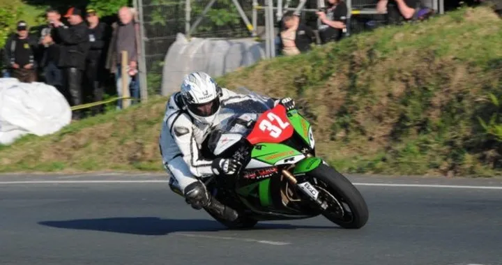 PR Kawasaki Racing con Johnson e Harris al TT 2013