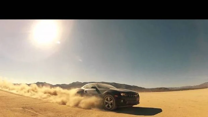 Video: Chevrolet Camaro drift nel deserto