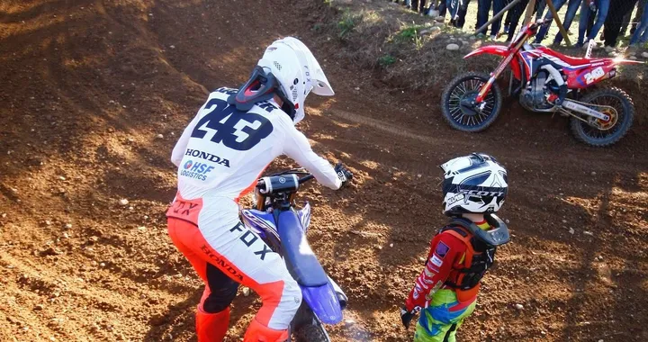 Tim Gajser sportivo vero: accosta e aiuta un piccolo Campione in difficoltà
