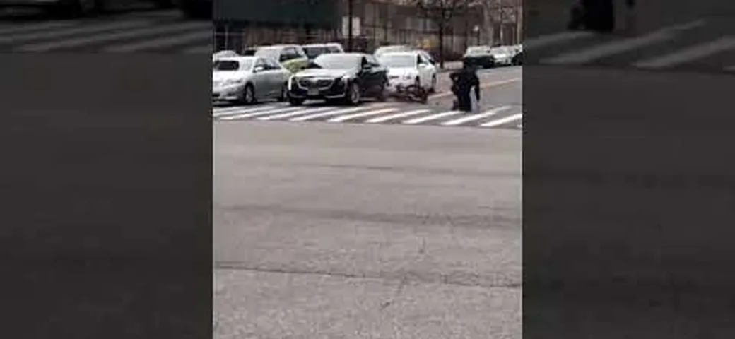 Incidente in moto: poliziotto cade comicamente all'incrocio [Video]