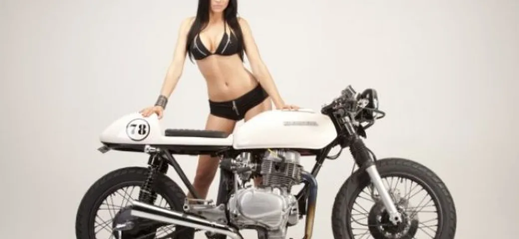 Honda CB400 cafe racer di Steel Bent Customs
