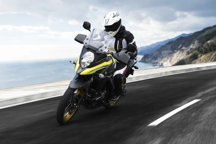 Suzuki V-Strom 650 2022, la crossover si rinnova: caratteristiche e foto
