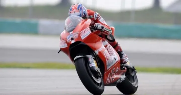 Stoner, primo, stringe i denti. Hayden "studia" la GP9 e le Bridgestone