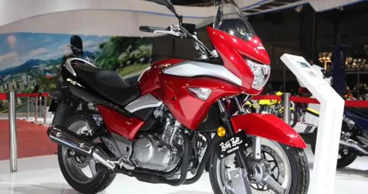 Suzuki Inazuma GW250S semi-carenata in arrivo in Europa: nuove immagini