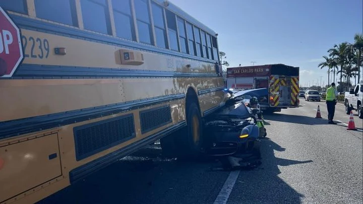 Quando una giornata prende una brutta piega: Jaguar finisce sotto scuolabus