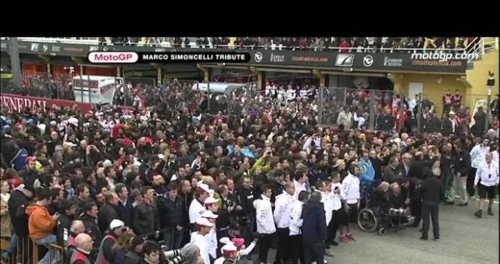 MotoGP a Valencia: Kevin Schwantz sulla moto di Simoncelli nel giro d'onore