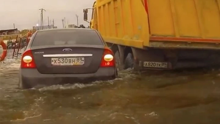 Camion affonda un ponte in Russia: auto nel fiume in video