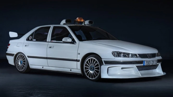 L'eccentrica Peugeot di Taxxi 2 all'asta: quanto vale il mito del cinema