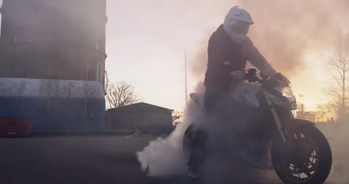 Burnout fino a far scoppiare la gomma [Video]