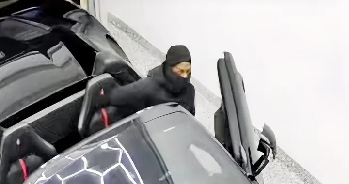 Colpo da 1,4 milioni, furto lampo di supercar in una concessionaria