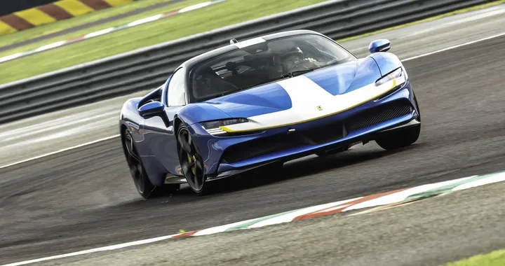Ferrari SF90 Stradale Assetto Fiorano: la prova in pista