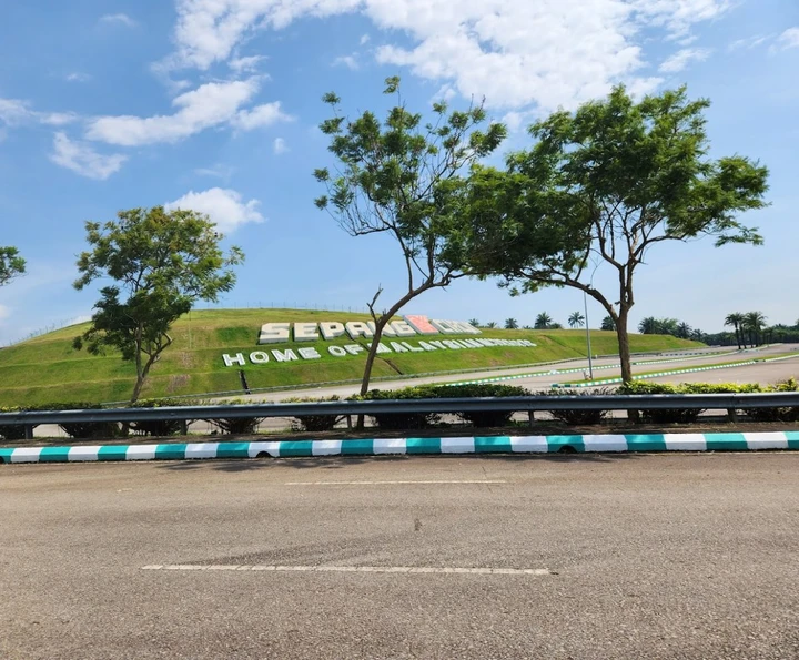 MotoGP 2025: Quartararo brilla nei test di Sepang, Marquez insegue