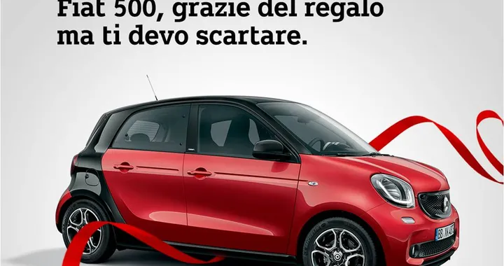 Fiat 500 fa gli auguri a Smart, Smart risponde