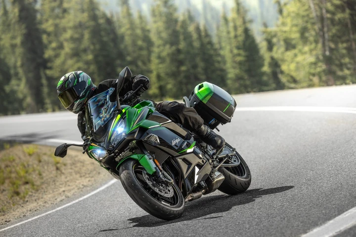 Kawasaki Ninja 1100SX 2025: potenza, comfort e innovazione per ogni viaggio
