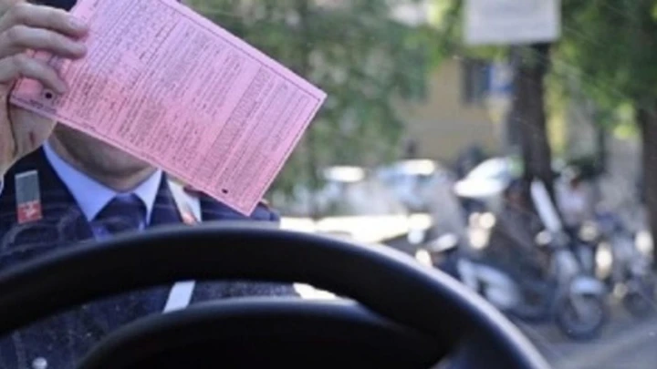 Tiene il finestrino abbassato e riceve una multa da 42 euro: perché