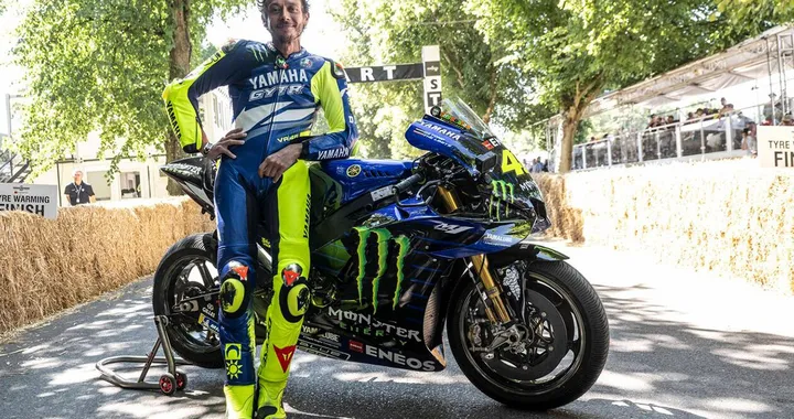 Valentino Rossi riaccende la Yamaha M1: il ritorno che emoziona Goodwood