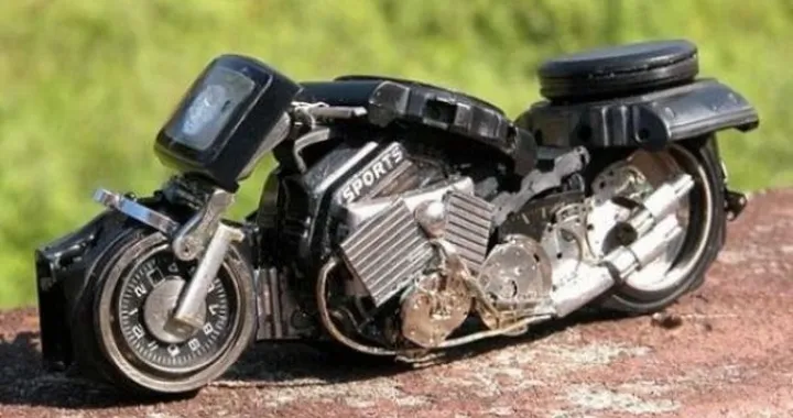 Modellini di moto ricavati da vecchi orologi