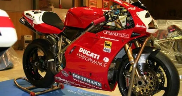 All'asta la Ducati 996 di Fogarty campione del mondo SBK nel 1998