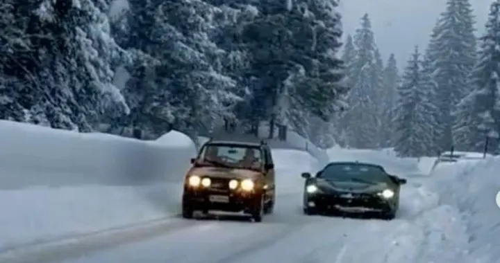 Ferrari SF90 Stradale vs Panda 4x4: la sfida sulla neve [Video]