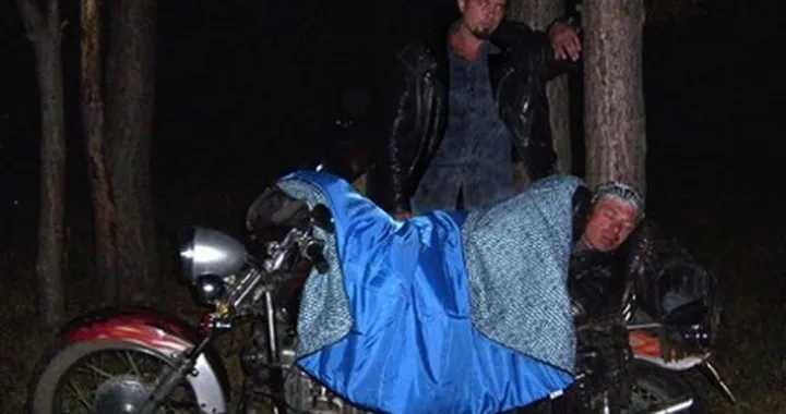 Foto del giorno: dormire in moto