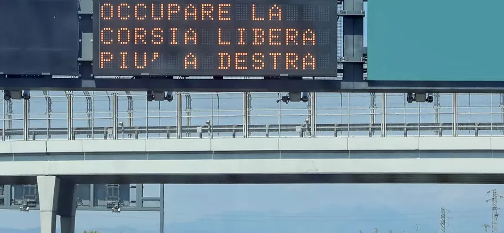 Corsia di destra in autostrada, questa sconosciuta: perché nessuno la usa