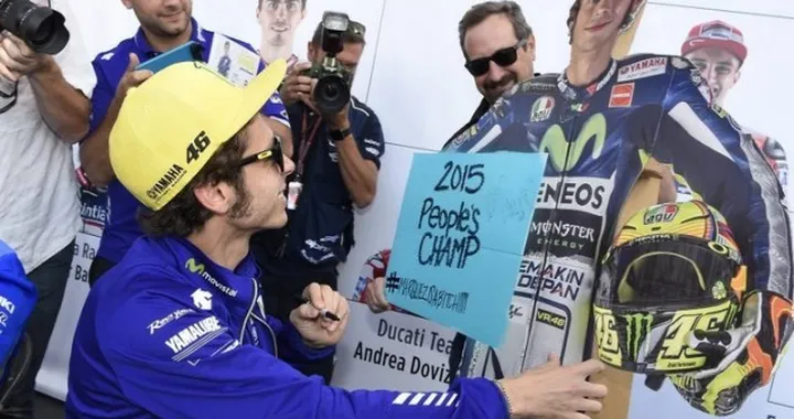 Rossi, autografo anti Marquez: provocazione o "svista" strumentalizzata dai media?