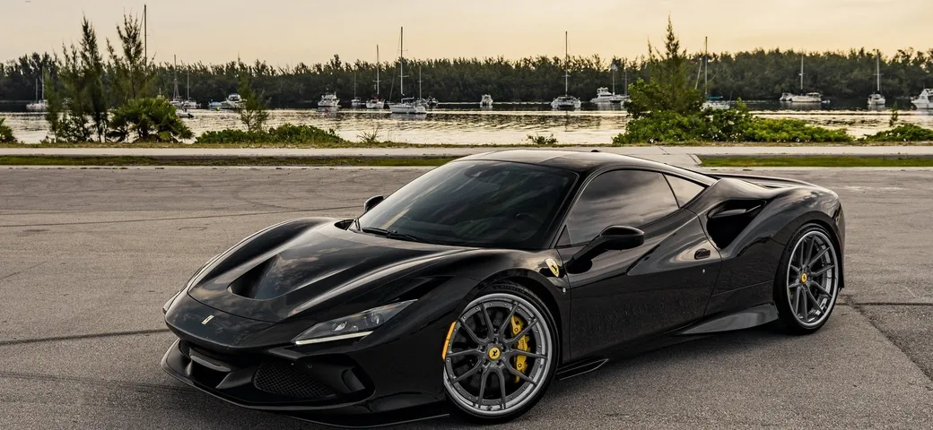 Ferrari F8 Tributo: ancora più aggressiva con i cerchi Strasse