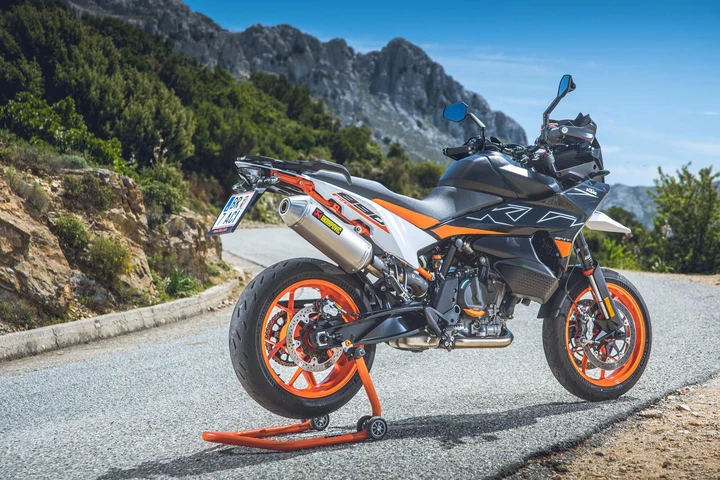 KTM 890 SMT 2023 promozione Tech Pack