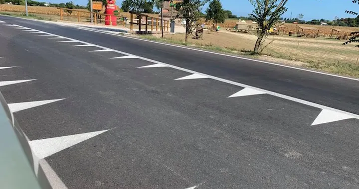 Arrivano i “denti di drago”: il nuovo trucco sulle strade per far rallentare le auto