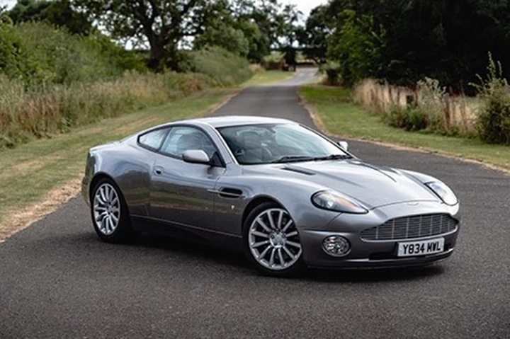 L'Aston Martin Vanquish di James Bond è in vendita