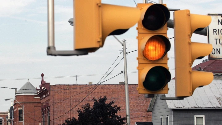 Multe: semaforo giallo troppo veloce? E' legittima la sanzione